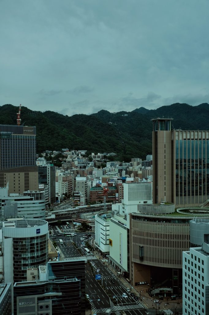 Vue de la ville de Kobe et les montagnes depuis l'observatoire de l'hôtel de ville