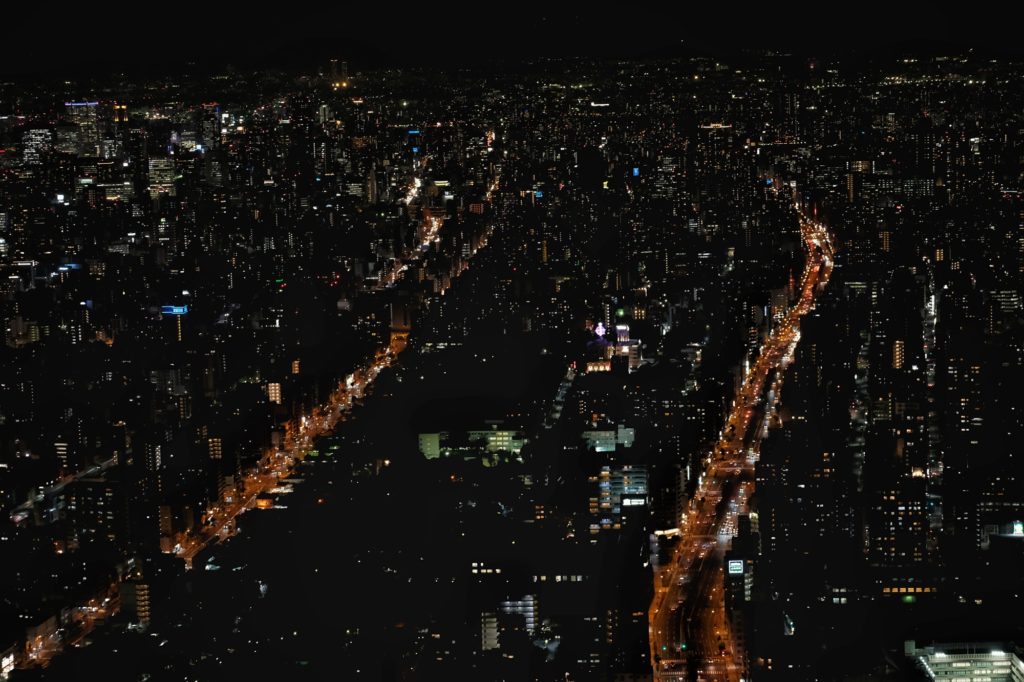 Deux grands artères de la ville d'Osaka et ses lumières nocturnes