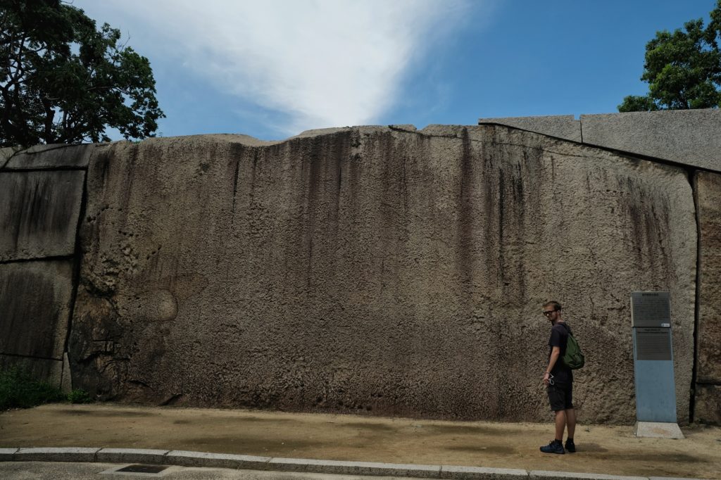 LA grande pierre en un bloc du mur du château d'Osaka