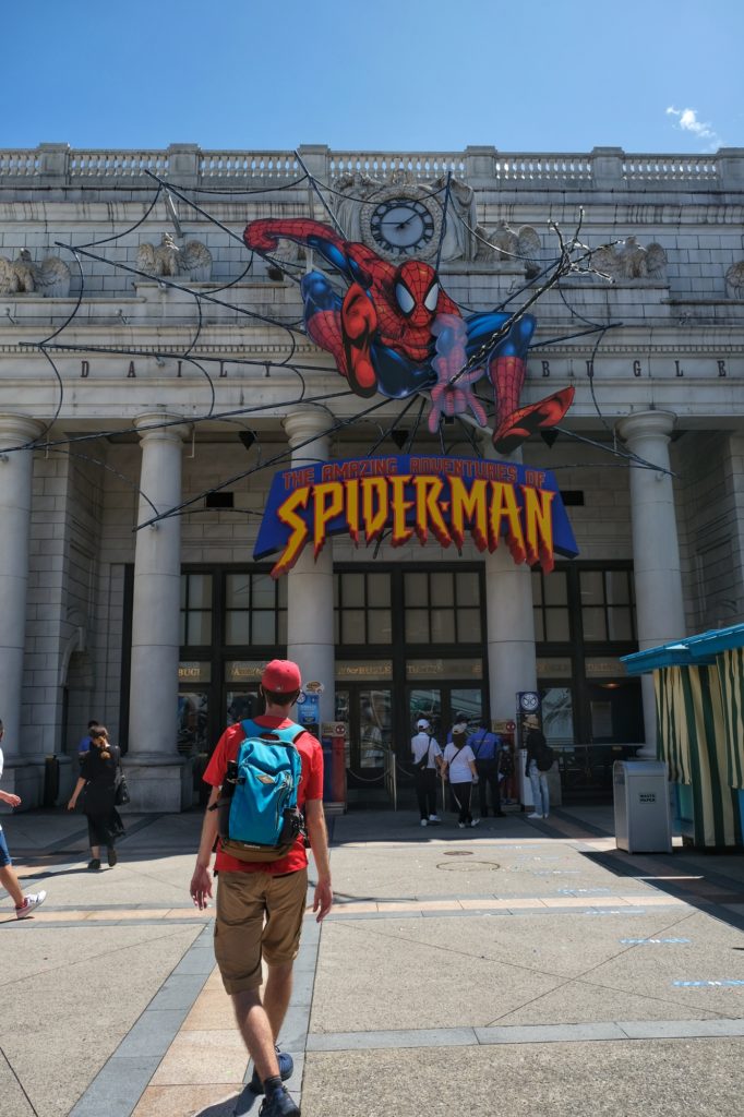 Vincent se dirige vers l'attraction Spider-Man au parc Universal d'Osaka