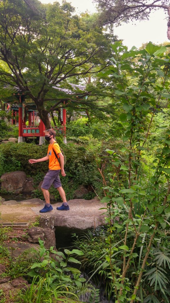 Vincent marche sur un pont au parc Tsurumi Ryokuchi