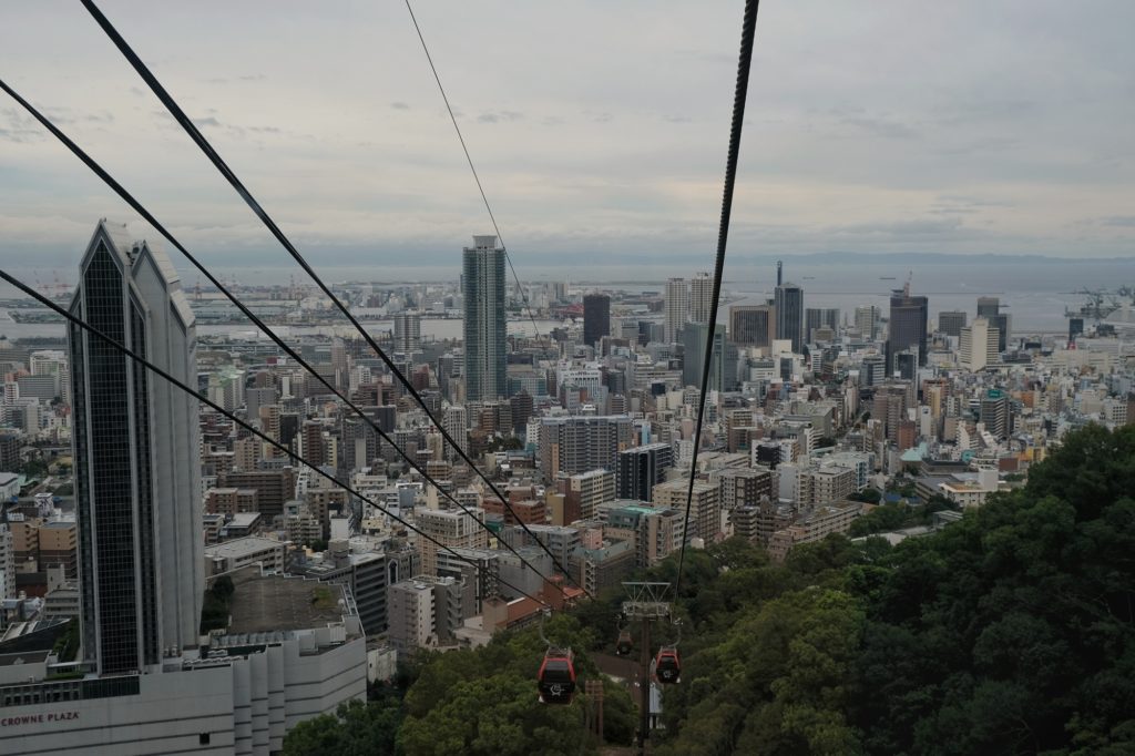 Vue de la ville de Kobe depuis le téléphérique du jardin de Nunobiki