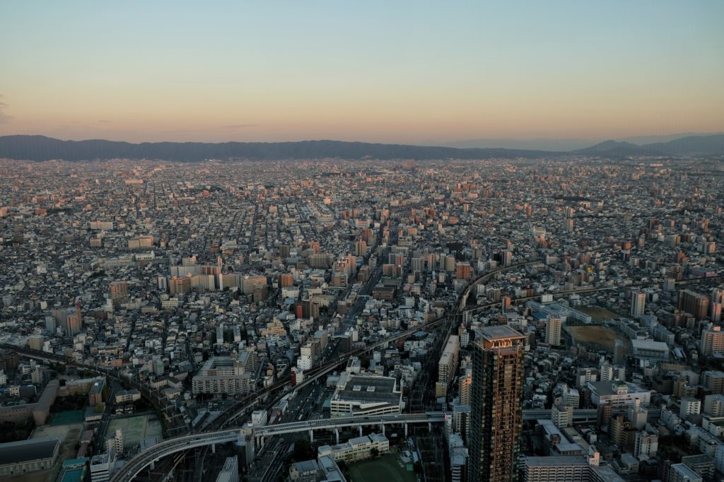 Vue du paysage urbain d'Osaka à l'est de l'Abeno Harukas