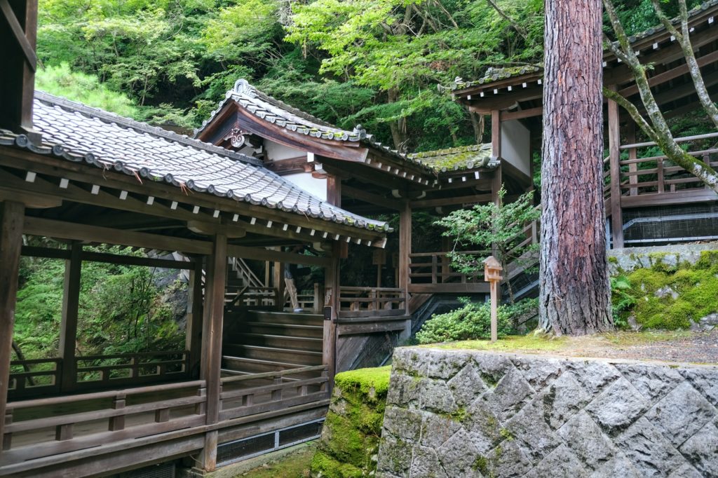 Des couloirs extérieurs couverts passent dans le jardin du temple Eikan-do Zenrin-ji de Kyoto