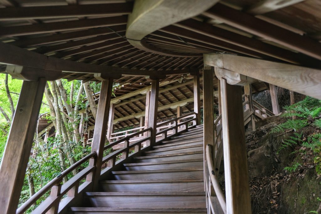 Un escalier qui passe dans le jardin du Eikan-do zenrin-ji