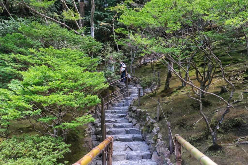 Les escaliers du jardin du pavillon d'argent de Kyoto