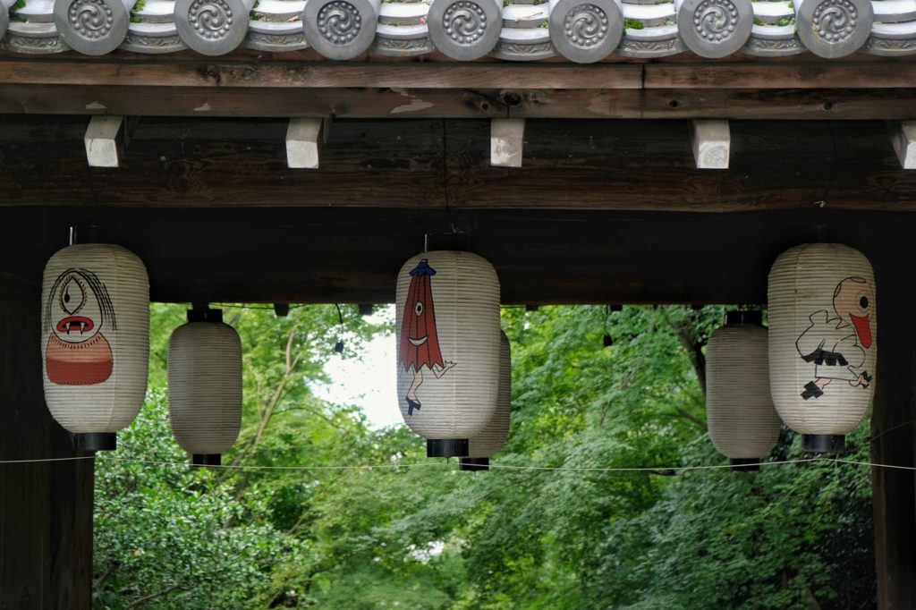 Des lanternes amusantes sur la porte du temple Kodai-ji à kyoto