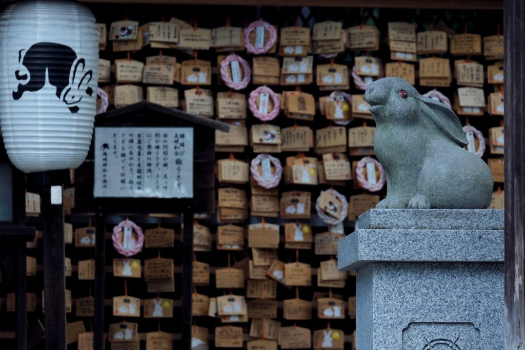 Une statue de lapin devant les plaques de vœux du sanctuaire Okazaki à Kyoto