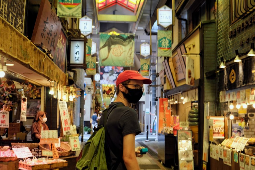 Vincent masqué dans les rues du marché de Nishiki à Kyoto