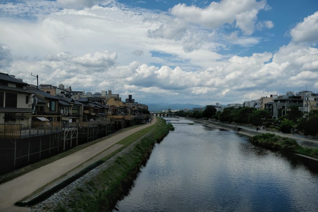 La rivière Kamo-gawa qui traverse la ville de Kyoto