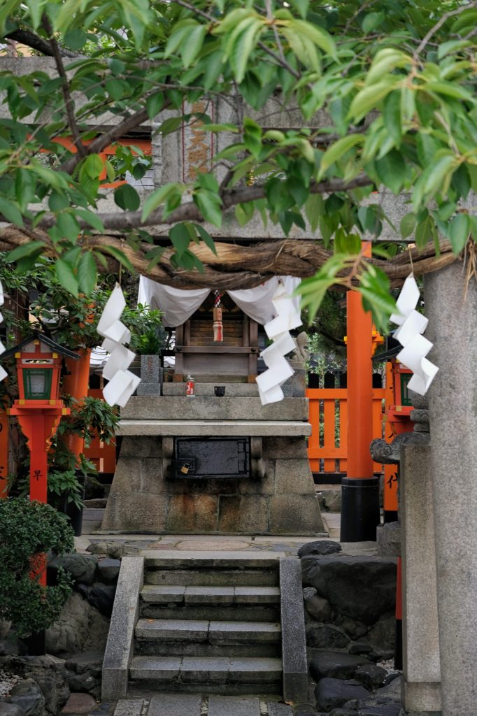 Le sanctuaire Gion Tatsumi jinja dans le quartier Shirakawa à Kyoto
