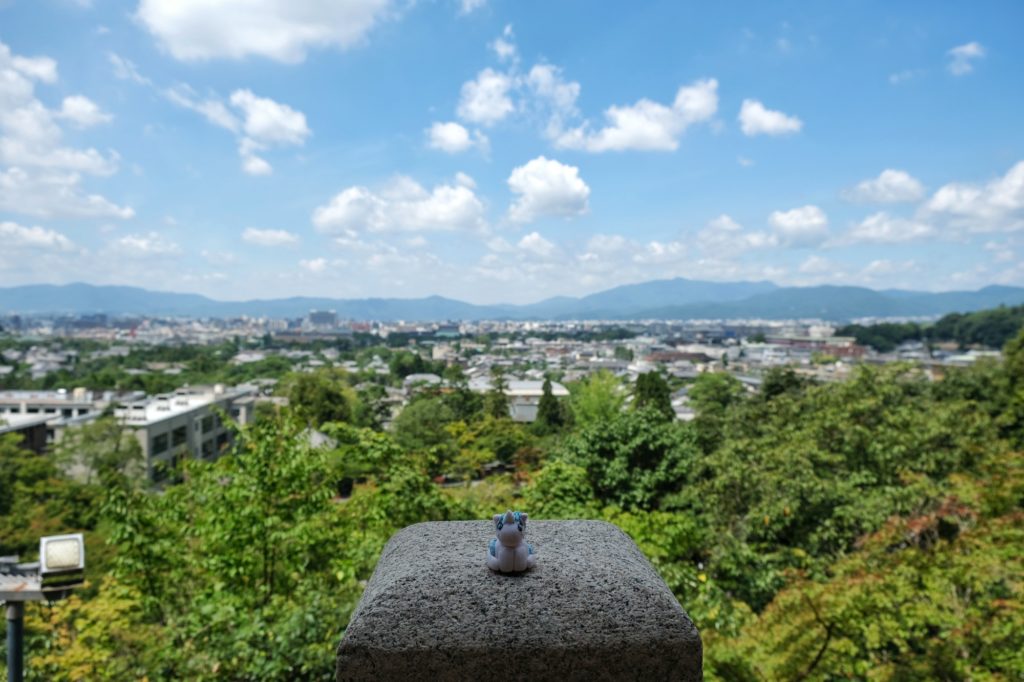 Stélie devant la ville de Kyoto depuis la tour du Eikan-do Zenrin-ji