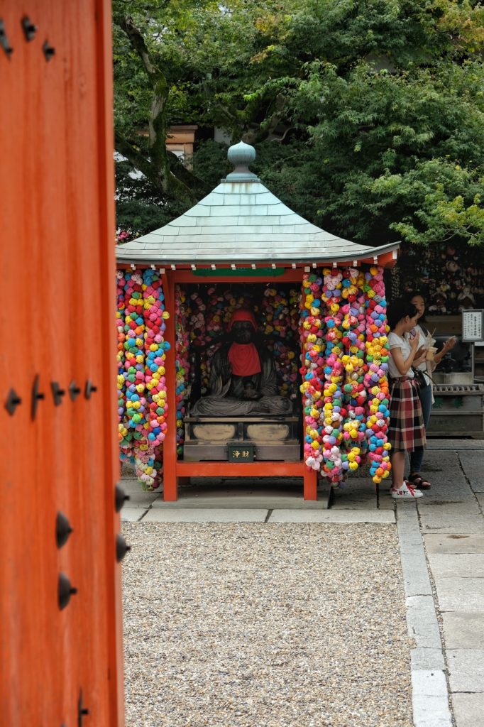 Statue de Koshin-san, qui aide tous ceux qui luttent pour gagner leur vie en restant de bonnes personnes, au temple Yasaka Koshin-do