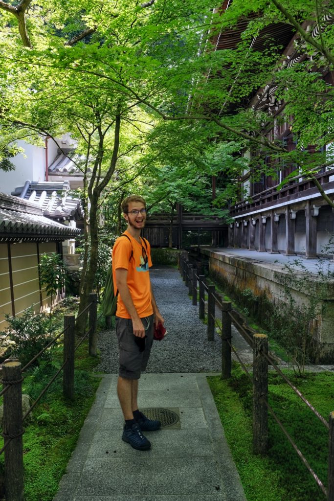 Vincent est heureux à l'ombre des bâtiments du Eikan-do Zenrin-ji de Kyoto