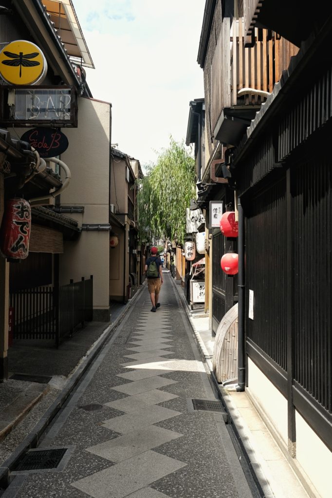 Vincent déambule dans l'allée Pontocho vide à Kyoto