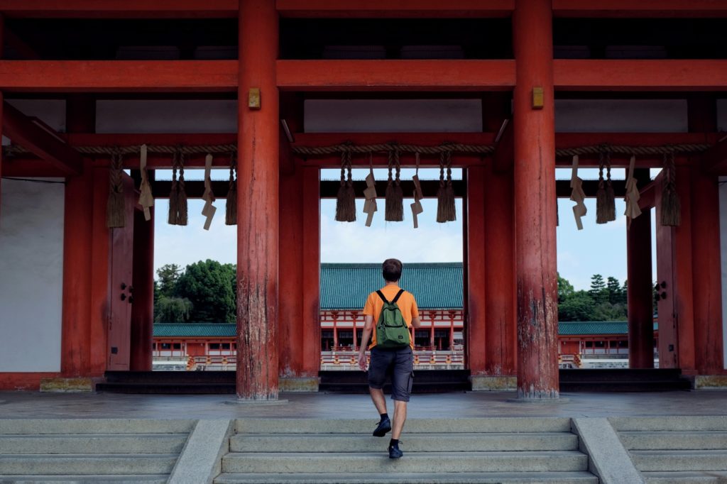 Vincent passe la porte du Heian-jingu