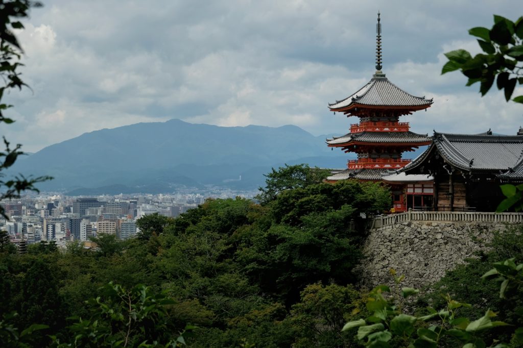 La pagode du temple Kiyomizu-dera devant la ville de Kyoto