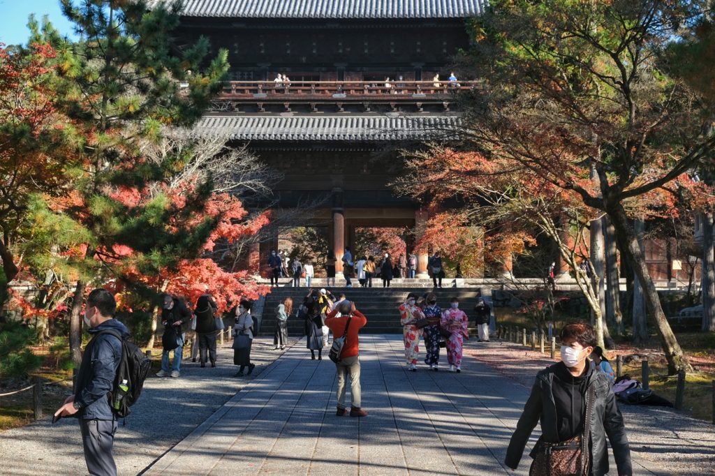 La porte Sanmon du Nanzen-ji et ses visiteurs en automne