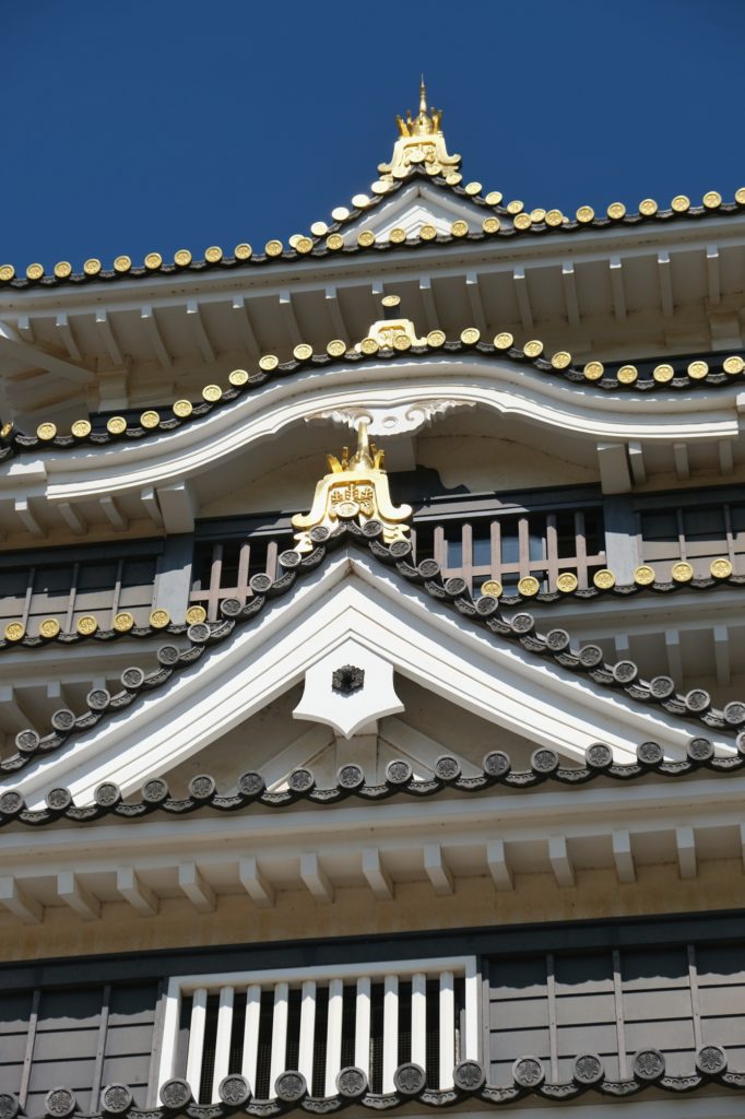 Les toits noirs et dorés du château d'Okayama