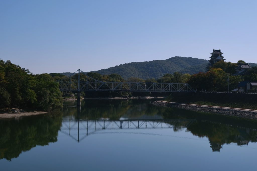 Le pont Tsukimi sur la rivière Asahi qui permet d'accéder au château Ujo à Okayama