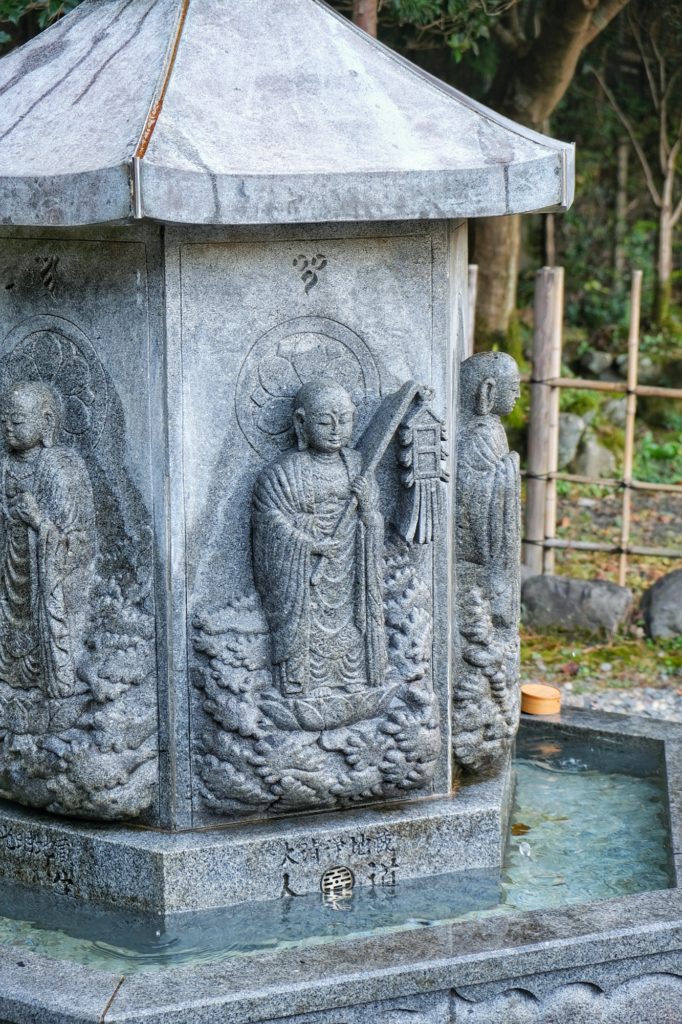 Le bassin du cimetière du nenbutsu-ji avec ses sculptures de bouddha
