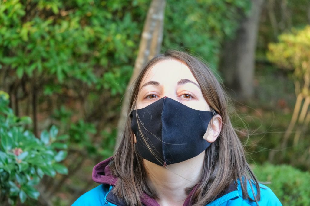 Claire masquée sur un chemin du parc Nishinomaru Teien