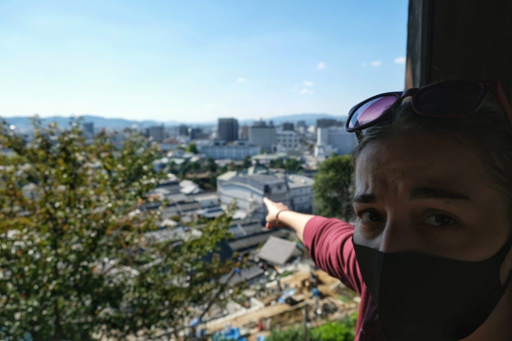 Claire montre la ville de Kurashiki depuis le sanctuaire Achi