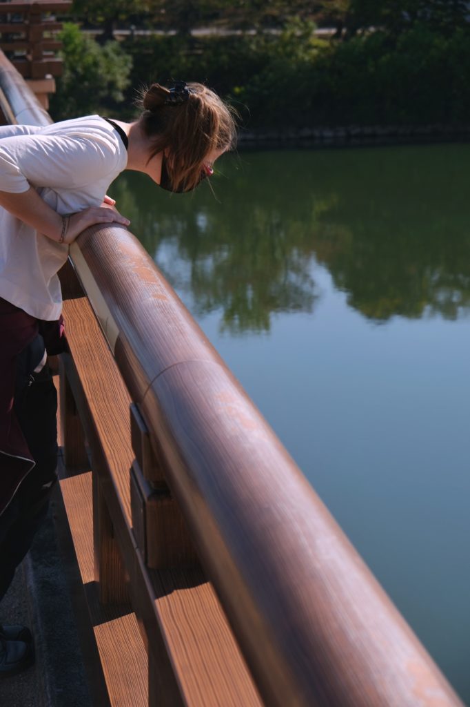 Claire se penche au-dessus du pont Tsurumi pour observer la rivière Asahi