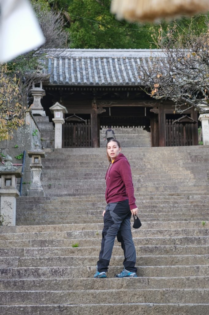 Claire sur les escaliers du temple Taisanji sur le chemin des temples d'Onomichi
