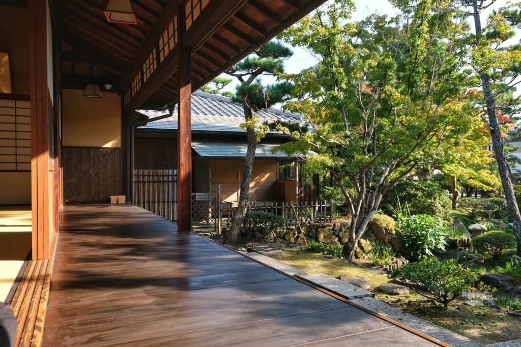 Le corridor extérieur donnant sur le jardin Shnikei-en de Kurashiki