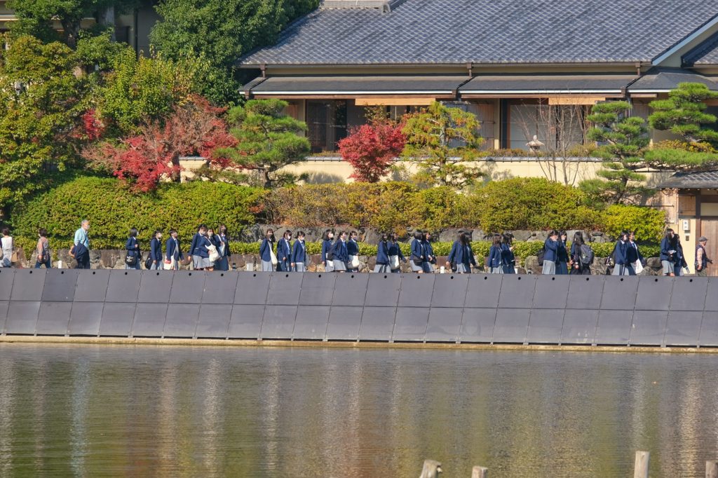 Des écolières en ballade le long de la rivière Katsura pour les momiji