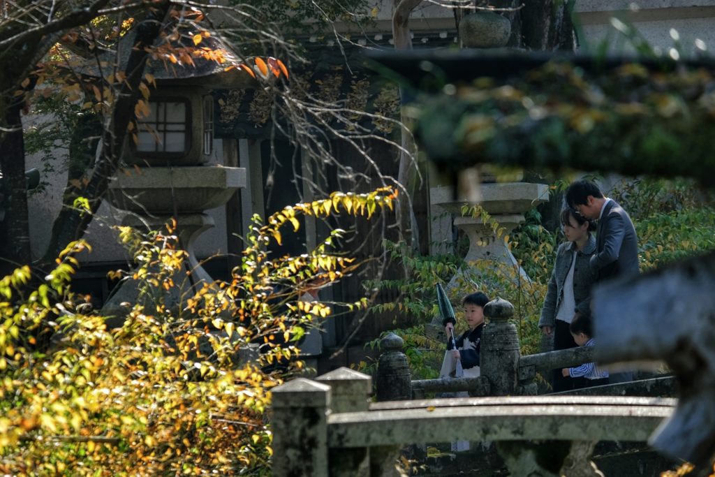 Une famille sur un pont du sanctuaire Matsunoo-taisha de Kyoto