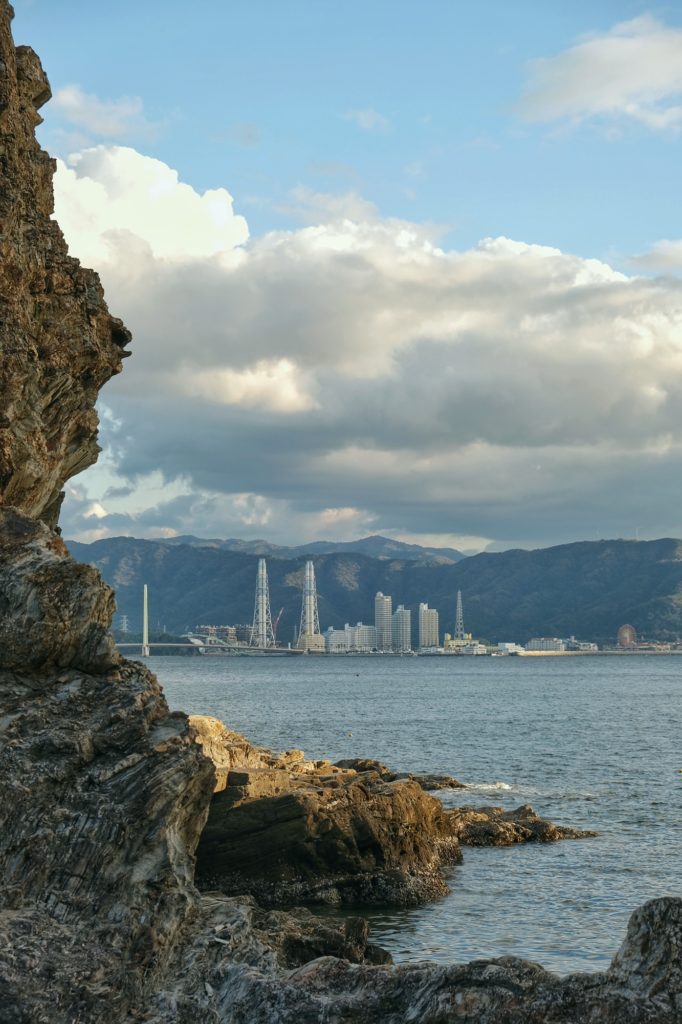 Un rocher le long de la côte devant la zone industrielle au sud de Wakayama