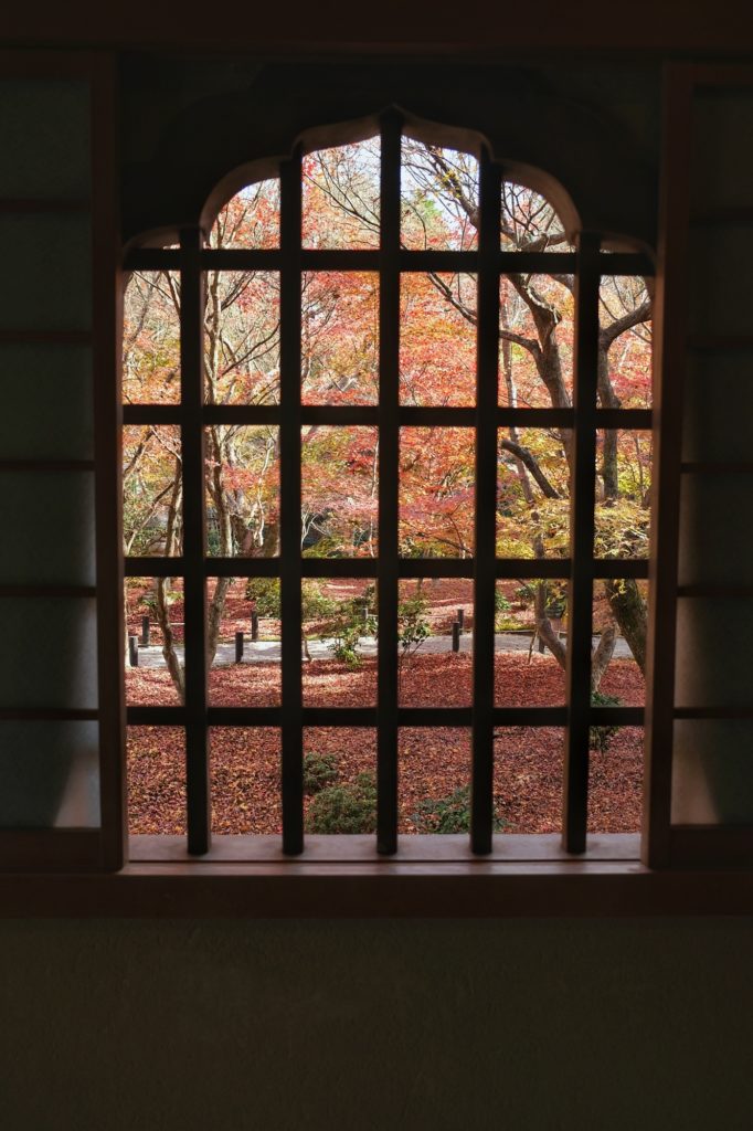 Vue du jardin du Enko-ji en automne à travers une fenêtre de son bâtiment