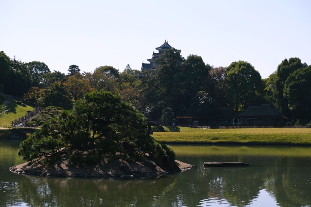 Une île du lac Kayo-no-ike devant le château d'Okayama