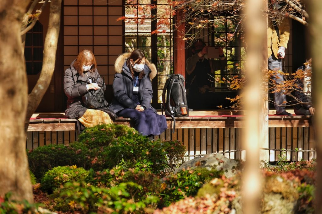Deux femmes profitent de la vue sur les jardins du Enko-ji
