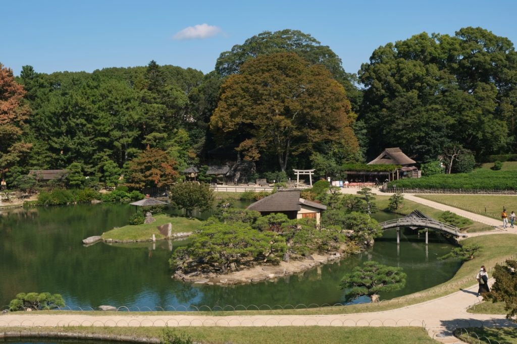 Le lac Kayo-no-ike dans le parc Koraku-en et des promeneurs