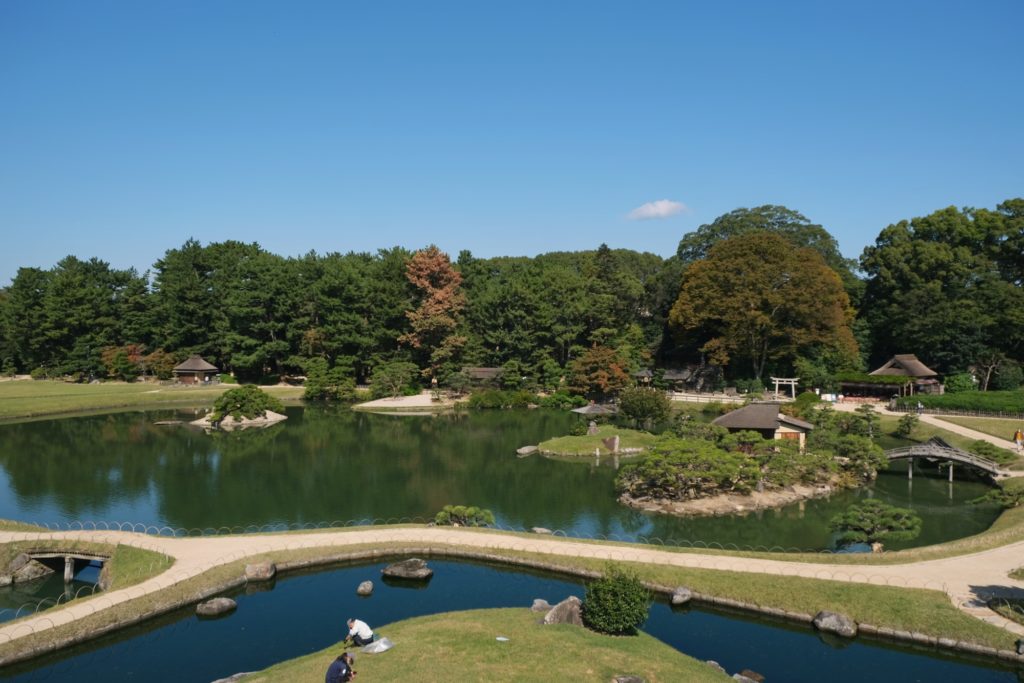 L'étang Kayo-no-ike avec ses îles dans le parc Koraku-en d'Okayama