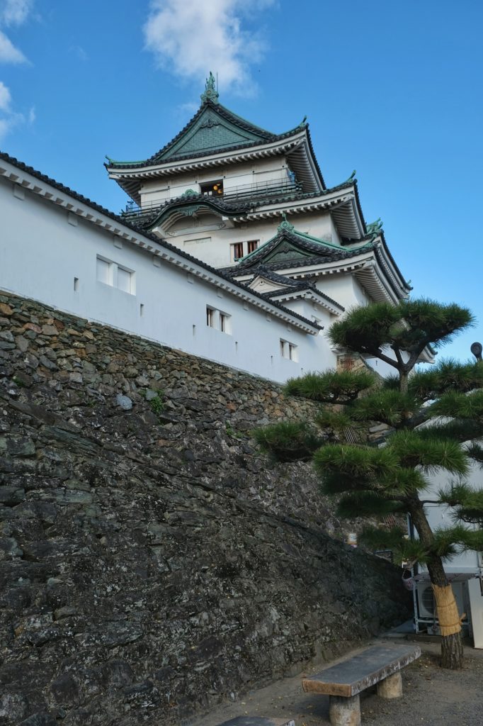La tour du château de Wakayama et son mur d'enceinte