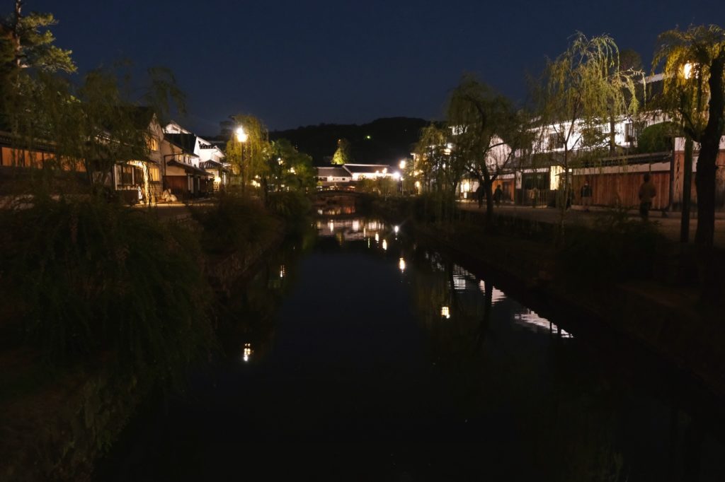 Le canal dans le quartier historique de Bikan à Kurashiki dans la nuit