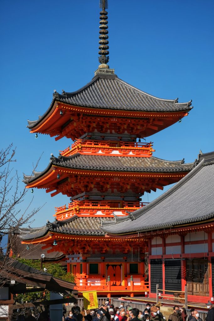 La pagode rouge vif du Kiyomizu-dera