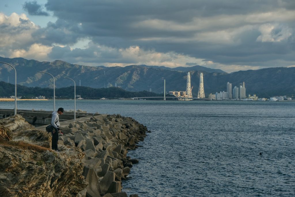 Un pêcheur sur la jetée du port Wakaura à Wakayama