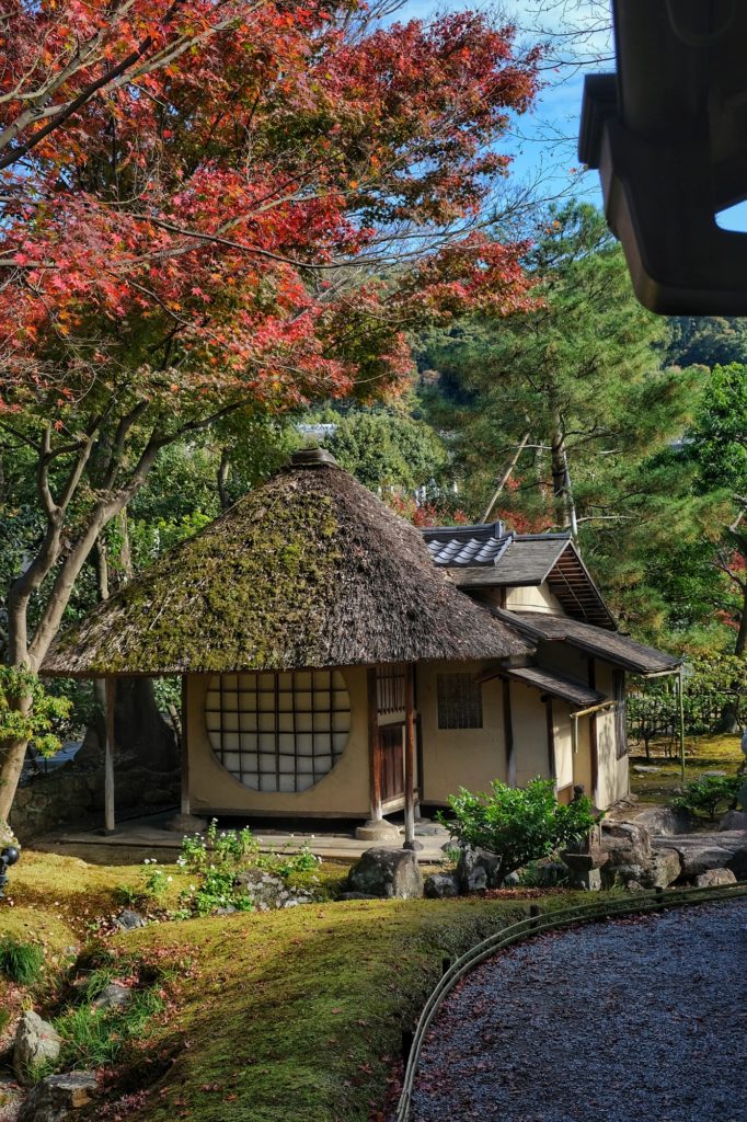 Une petite maison à l'entrée du jardin du temple Kodai-ji de Kyoto