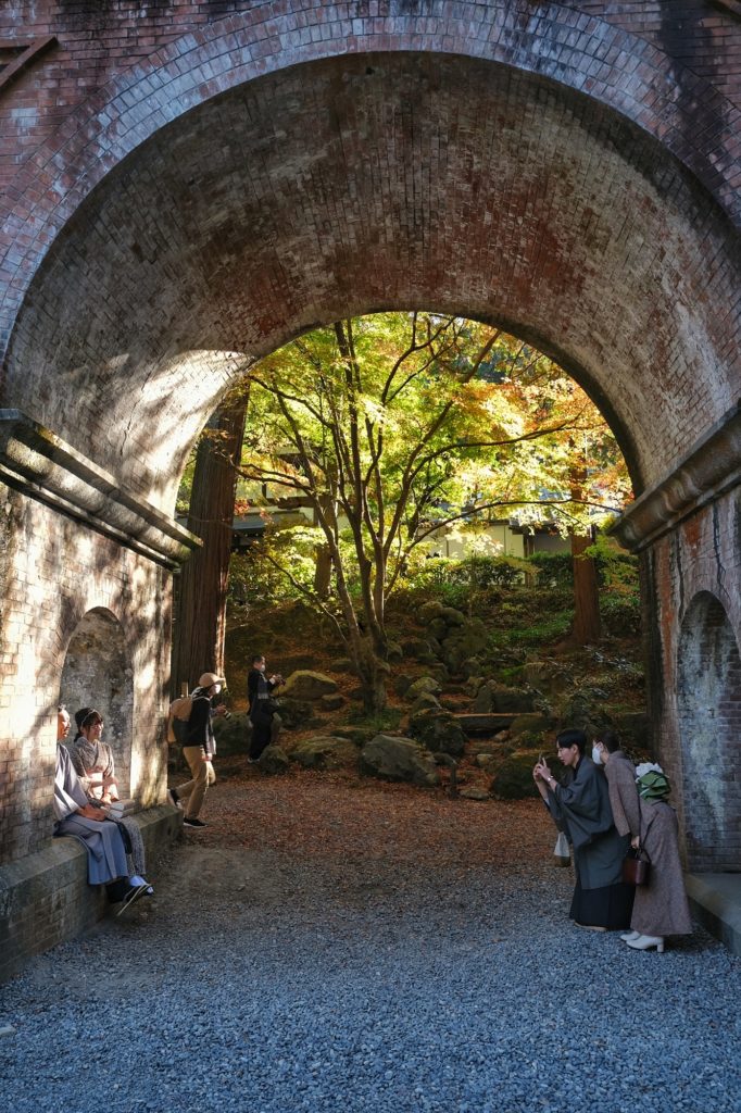 Une arche du pont d'eau de Suirokaku et ses visiteurs en séance photo