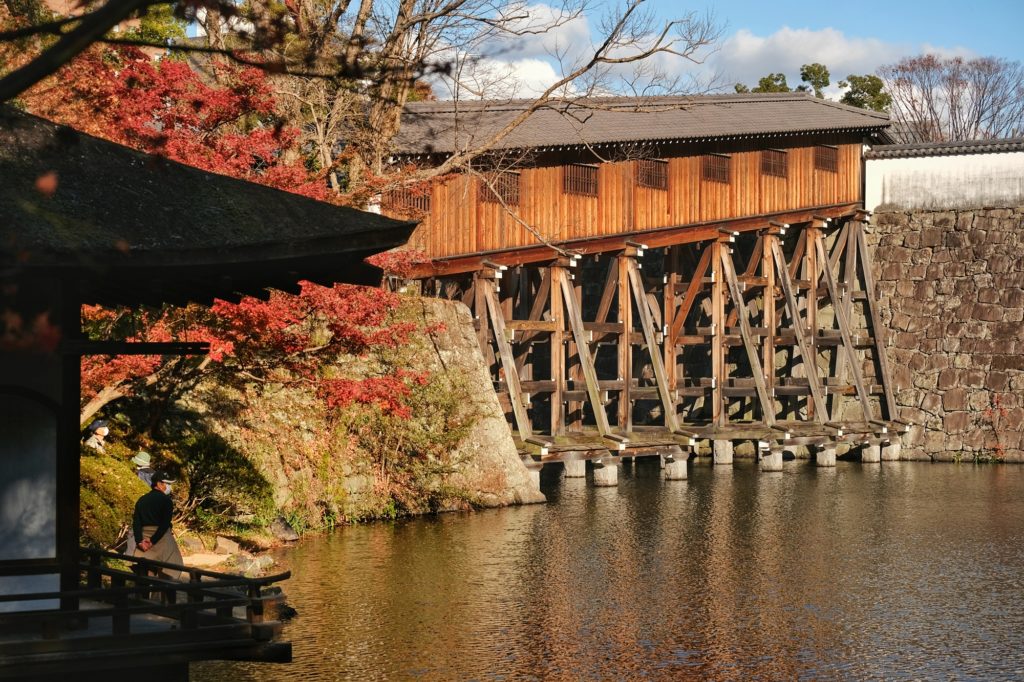 Le couloir / pont Mihashi qui traverse les douves du château de Wakayama