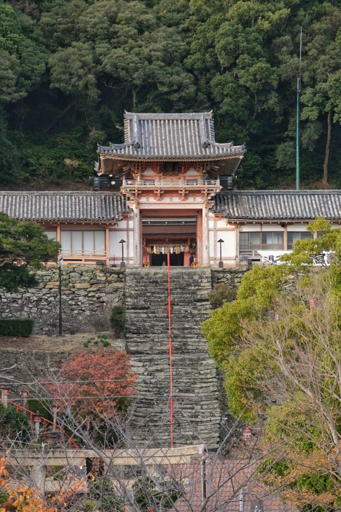 Les escaliers et la porte du sanctuaire Wakaura Temmagu
