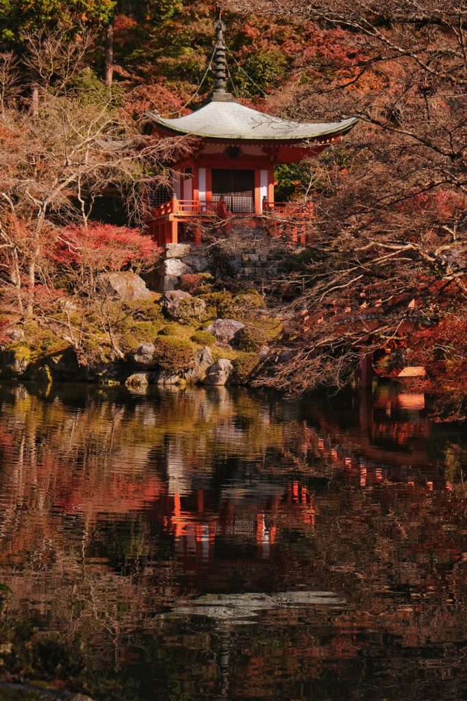 Le temple Bentendo et son reflet dans l'étang du Daigo-ji entouré d'érables rouges