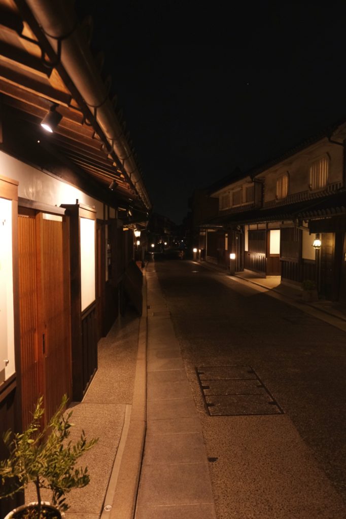 Les rues traditionnelles éclairées du quartier Bikan dans la nuit à Kurashiki