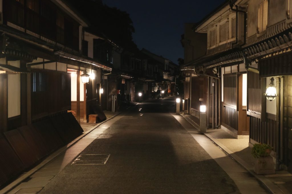Les rues traditionnelles du quartier Bikan dans la nuit à Kurashiki