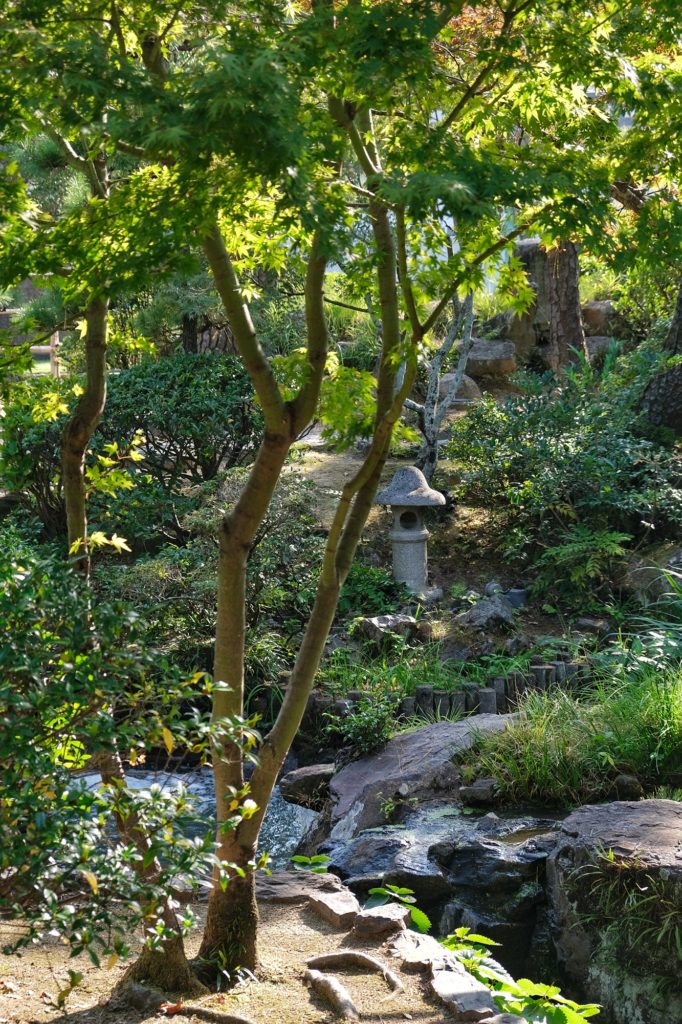Le jardin Shinkei-en de Kurashiki avec son ruisseau
